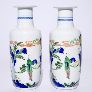 A pair of Chinese famille verte rouleau vases with figures in Kangxi-style, 19/20th C. — photo 3