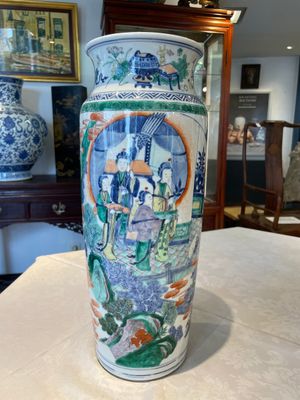 A pair of Chinese famille verte rouleau vases with narrative design, 19th C. — photo 16