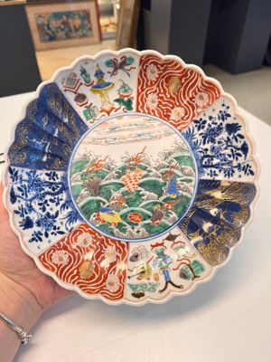 A pair of Chinese famille verte 'Sea Creatures' lobed plates, Kangxi — photo 1