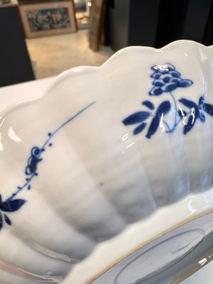 A pair of Chinese famille verte 'Sea Creatures' lobed plates, Kangxi — photo 14