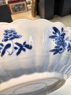 A pair of Chinese famille verte 'Sea Creatures' lobed plates, Kangxi — photo 15