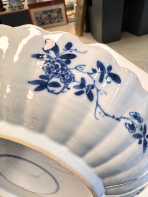 A pair of Chinese famille verte 'Sea Creatures' lobed plates, Kangxi — photo 16