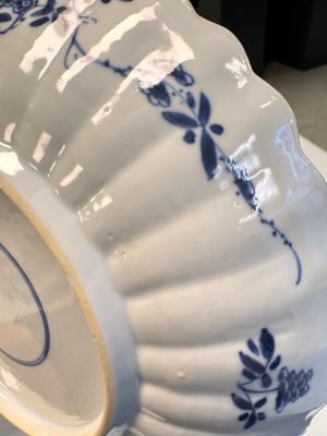 A pair of Chinese famille verte 'Sea Creatures' lobed plates, Kangxi — photo 17