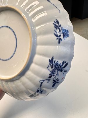 A pair of Chinese famille verte 'Sea Creatures' lobed plates, Kangxi — photo 18