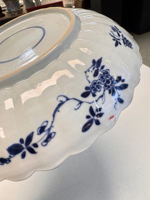 A pair of Chinese famille verte 'Sea Creatures' lobed plates, Kangxi — photo 20