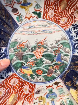 A pair of Chinese famille verte 'Sea Creatures' lobed plates, Kangxi — photo 2