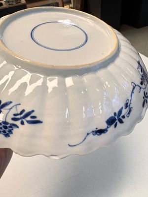 A pair of Chinese famille verte 'Sea Creatures' lobed plates, Kangxi — photo 21