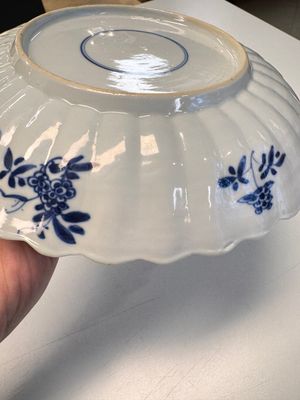 A pair of Chinese famille verte 'Sea Creatures' lobed plates, Kangxi — photo 23