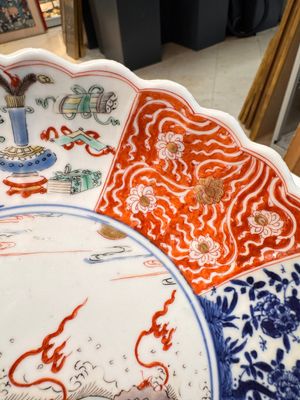 A pair of Chinese famille verte 'Sea Creatures' lobed plates, Kangxi — photo 30