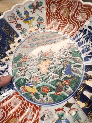 A pair of Chinese famille verte 'Sea Creatures' lobed plates, Kangxi — photo 3