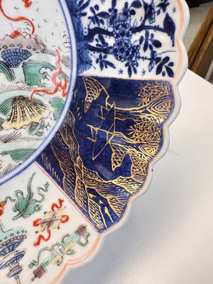 A pair of Chinese famille verte 'Sea Creatures' lobed plates, Kangxi — photo 32