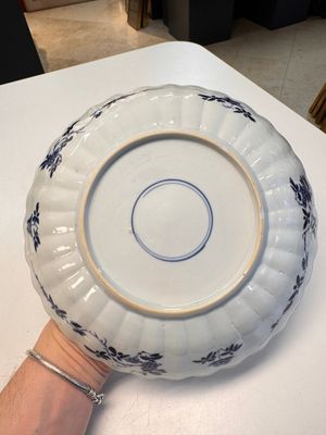 A pair of Chinese famille verte 'Sea Creatures' lobed plates, Kangxi — photo 35