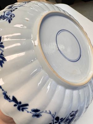 A pair of Chinese famille verte 'Sea Creatures' lobed plates, Kangxi — photo 37