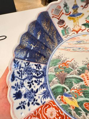 A pair of Chinese famille verte 'Sea Creatures' lobed plates, Kangxi — photo 4