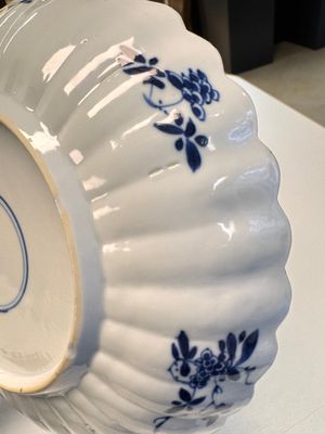 A pair of Chinese famille verte 'Sea Creatures' lobed plates, Kangxi — photo 41