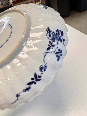 A pair of Chinese famille verte 'Sea Creatures' lobed plates, Kangxi — photo 42