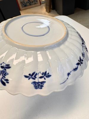 A pair of Chinese famille verte 'Sea Creatures' lobed plates, Kangxi — photo 43