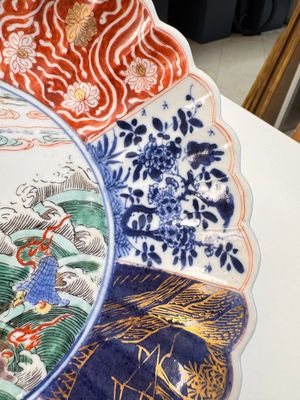 A pair of Chinese famille verte 'Sea Creatures' lobed plates, Kangxi — photo 6