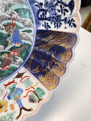 A pair of Chinese famille verte 'Sea Creatures' lobed plates, Kangxi — photo 7
