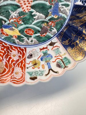A pair of Chinese famille verte 'Sea Creatures' lobed plates, Kangxi — photo 8