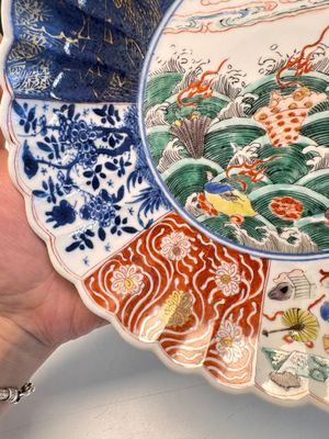 A pair of Chinese famille verte 'Sea Creatures' lobed plates, Kangxi — photo 9