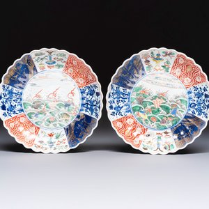 A pair of Chinese famille verte 'Sea Creatures' lobed plates, Kangxi — photo 1