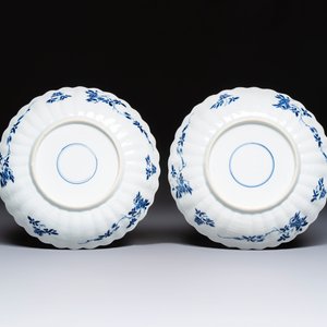 A pair of Chinese famille verte 'Sea Creatures' lobed plates, Kangxi — photo 2