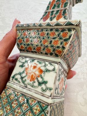 A pair of Chinese famille verte square candle holders, 19th C. — photo 22