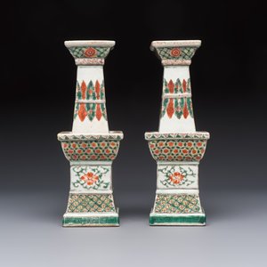 A pair of Chinese famille verte square candle holders, 19th C. — photo 2