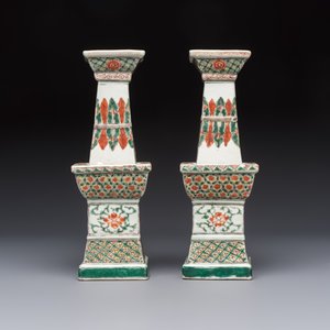 A pair of Chinese famille verte square candle holders, 19th C. — photo 3