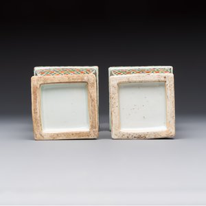 A pair of Chinese famille verte square candle holders, 19th C. — photo 7