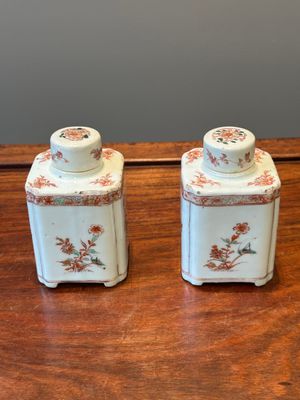 A pair of Chinese famille verte square tea caddies, Kangxi — 照片 1