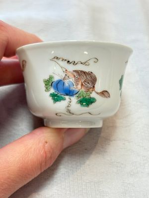 A pair of Chinese famille verte 'squirrels and melons' cups, Chenghua mark, Kangxi — photo 1