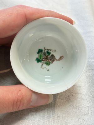 A pair of Chinese famille verte 'squirrels and melons' cups, Chenghua mark, Kangxi — photo 11