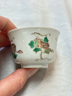 A pair of Chinese famille verte 'squirrels and melons' cups, Chenghua mark, Kangxi — photo 2