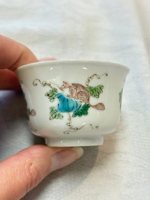 A pair of Chinese famille verte 'squirrels and melons' cups, Chenghua mark, Kangxi — photo 3