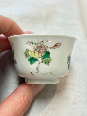A pair of Chinese famille verte 'squirrels and melons' cups, Chenghua mark, Kangxi — photo 4