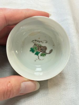 A pair of Chinese famille verte 'squirrels and melons' cups, Chenghua mark, Kangxi — photo 5