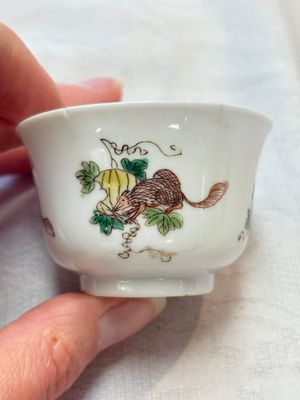 A pair of Chinese famille verte 'squirrels and melons' cups, Chenghua mark, Kangxi — photo 7