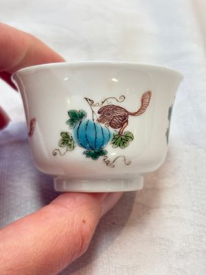 A pair of Chinese famille verte 'squirrels and melons' cups, Chenghua mark, Kangxi — photo 8