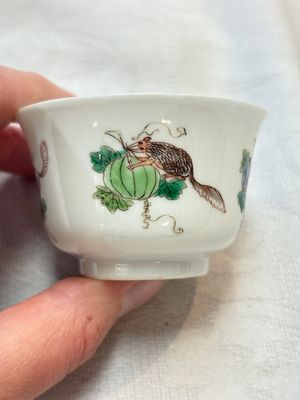 A pair of Chinese famille verte 'squirrels and melons' cups, Chenghua mark, Kangxi — photo 9