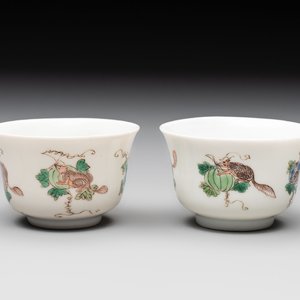 A pair of Chinese famille verte 'squirrels and melons' cups, Chenghua mark, Kangxi — photo 1