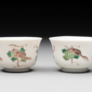 A pair of Chinese famille verte 'squirrels and melons' cups, Chenghua mark, Kangxi — photo 2