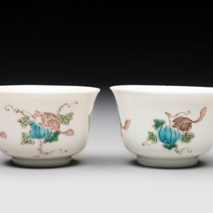 A pair of Chinese famille verte 'squirrels and melons' cups, Chenghua mark, Kangxi — photo 3