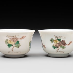 A pair of Chinese famille verte 'squirrels and melons' cups, Chenghua mark, Kangxi — photo 4