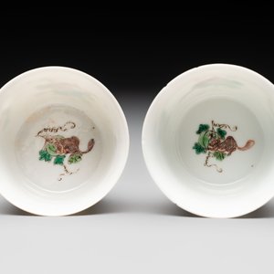 A pair of Chinese famille verte 'squirrels and melons' cups, Chenghua mark, Kangxi — photo 6