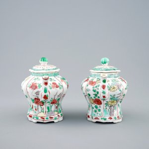 A pair of Chinese famille verte teapots and covers, Kangxi — photo 2