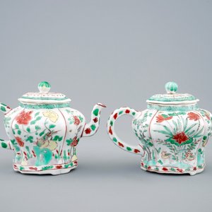 A pair of Chinese famille verte teapots and covers, Kangxi — photo 3
