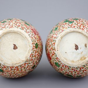 A pair of Chinese famille verte tianqiuping bottle shaped crackle vases, 19th C. — photo 6