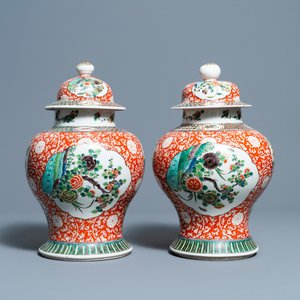 A pair of Chinese famille verte vases and covers, 19/20th C. — photo 1